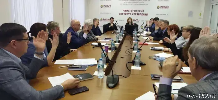 В мире моды, где тренды быстро меняются, особенно ценен взгляд эксперта, который способен увидеть за яркими вещами личность и её историю. Мы пообщались со стилистом Софией Когтевой о том, что её вдохновляет, о стереотипах в профессии и о том, какие акценты будут выделяться в моде в ближайшие сезоны.

— София, что вдохновляет вас в вашей работе? — Для меня источники вдохновения очень разнообразны. Это визуальное искусство, живопись и современный дизайн, которые формируют вкус и насмотренность. Безусловно, я внимательно слежу за мировыми неделями моды — это настоящий «зов мастеров». Но также важно изучать историю моды, ведь только понимая прошлое, можно осознать настоящее и предугадать будущее.

— С какими стереотипами о профессии стилиста вы сталкиваетесь чаще всего? — Многие думают, что это легко: «подобрал платье — и готово». Однако на самом деле работа стилиста требует знаний, тонкого восприятия и навыков психолога. Важно не только создать красивый образ, но и раскрыть индивидуальность клиента, чтобы он почувствовал уверенность. Это большая, многогранная работа.

— Какая часть процесса приносит вам наибольшее удовольствие? — Честно говоря, весь процесс. От консультации и поиска концепции до финальной съемки. Мне нравится и шопинг, и создание стилизации, но самое сильное чувство возникает, когда видишь счастливого клиента или впечатляющие снимки и осознаешь: это твоё творение.

— С чего вы начинаете работу над образом? — С первой встречи. Консультация — ключевой этап, в ходе которого я стараюсь понять цели клиента, его характер, пожелания и стиль жизни. Важно уловить индивидуальность, иначе невозможно создать гармоничный образ.

— Что сложнее — подобрать вещи или помочь человеку почувствовать уверенность? — Я считаю, что это взаимосвязано. Вещи сами по себе — это просто ткань и форма. Но когда они становятся отражением человека, появляется уверенность. Моя задача — объединить эти два аспекта.

— Какие ошибки люди чаще всего совершают при выборе одежды? — Самая распространенная ошибка — спонтанные покупки. «О, красиво!» — и вещь оказывается в шкафу. Но без учета фигуры, цветотипа и стиля такие покупки редко работают. Поэтому стилист помогает создать систему, в которой каждая вещь будет служить образу.

— Можно ли быстро обновить гардероб без значительных затрат? — Конечно! Секрет в аксессуарах. Яркий платок, брошь, мини-сумка, яркие перчатки или носки могут освежить даже базовый наряд. Иногда именно деталь задает общее настроение образа.

— Какие тренды этой осени вы выделите как ключевые? — Осень 2025 будет насыщенной и выразительной. На первом плане мех — он присутствует везде, от шуб до аксессуаров. Второй важный материал — бархат, который вернулся в повседневные образы. Также в моде акцентные принты: гороховые и змеиные узоры в новых интерпретациях. Возвращаются широкие ремни из 2000-х, а также продолжаются эксперименты с силуэтами — сочетание оверсайза и подчеркнутой талии.

— Какой тренд удивил вас больше всего? — Бахрома! Её очень много, она действительно оживляет образы. Думаю, этот тренд задержится надолго.

— А что, на ваш взгляд, останется модным весной 2026 года? — Весна обещает быть смелой: объемные ветровки в сочетании с изящными юбками, кожаные вьетнамки с мехом, интеграция нижнего белья в городские образы. Это игра на тонкой грани между элегантностью и провокацией.

— И напоследок: ваш главный совет читателям? — Помните: мода — это не только вещи, но и человек. Одежда должна помогать вам чувствовать себя собой — уверенно, гармонично и красиво.