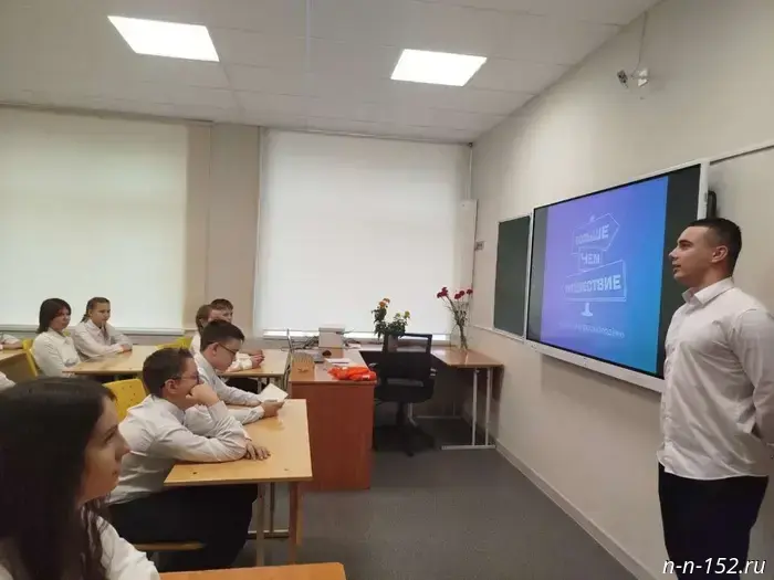 Ученики Шатковской средней школы устроили открытый урок для своих ровесников, подводя итоги образовательной поездки в Санкт-Петербург.