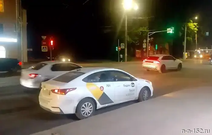 Таксист наехал на несовершеннолетнего на пешеходном переходе в Нижнем Новгороде.
