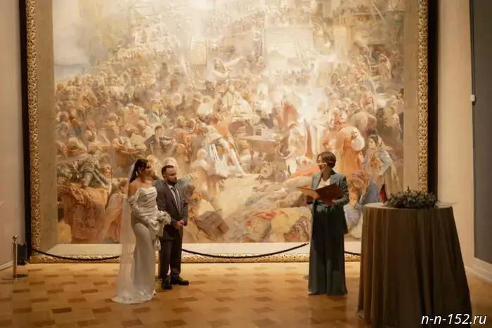 Сенатор от Нижегородской области Александр Вайнберг создал песню под названием «4 ноября». Он планирует исполнить её вместе с Шаманом на сцене Национального центра «Россия» в Москве в День народного единства. Об этом сообщил Шаман в своём телеграм-канале. Премьера состоится в рамках проекта «Современная музыкальная карта России». Выпуск композиции приурочен к празднику и символизирует память, благодарность и духовное единство русского народа. «Мы споём о любви и ответственности за свою родную землю, о подвигах русских воинов. Эта песня была бы актуальна в боях под Полтавой, Бородино, за Брест, Сталинград и, конечно, наш Донбасс», — отметил Шаман. Он напомнил, что всякий раз, когда враг приближался к нашей стране или претендовал на наши земли, русские люди объединялись для защиты отечества.

Клип уже появился в официальных аккаунтах Шамана в социальных сетях.

Другие новости по событию:

Песня SHAMAN и нижегородского сенатора тронулла всех до слёз.
SHAMAN и нижегородский сенатор Вайнберг представили композицию «4 ноября». 18:30 04.11.2025 NewsNN.Ru - Нижний Новгород.

Нижегородский сенатор Вайнберг исполнил новую песню с Шаманом на сцене в Москве.
Сенатор Александр Вайнберг спел новую песню с заслуженным артистом РФ Ярославом Дроновым, известным как Шаман. 17:30 04.11.2025 vGorodeN.Ru - Нижний Новгород.

SHAMAN анонсировал песню Александра Вайнберга «4 ноября».
По информации из телеграм-канала заслуженного артиста Российской Федерации SHAMAN (Ярослав Дронов), 16:05 04.11.2025 НТА-Приволжье - Нижний Новгород.

Сенатор Вайнберг записал песню о русском духе ко Дню народного единства.
Сенатор от Нижегородской области Александр Вайнберг представил патриотическую песню ко Дню народного единства. 14:11 04.11.2025 Нижегородская правда - Нижний Новгород.

Shaman спел в дуэте с нижегородским сенатором Вайнбергом — видео.
Фото: телеграм-канал Shaman.
Певец Shaman (Ярослав Дронов) опубликовал клип на песню сенатора от Нижегородской области Александра Вайнберга, которую они исполнили вместе. 13:19 04.11.2025 НИА Нижний Новгород - Нижний Новгород.