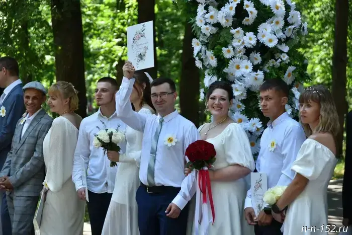 Fourteen pairs of Nizhny Novgorod residents got married at the celebration in Switzerland Park.