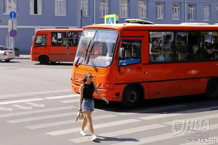 Жители Нижнего Новгорода недовольны тем, что кондиционеры в автобусах не работают.