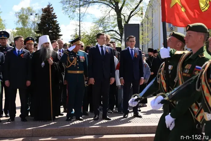 В Нижегородском кремле состоялось торжественное возложение цветов к Вечному огню.
