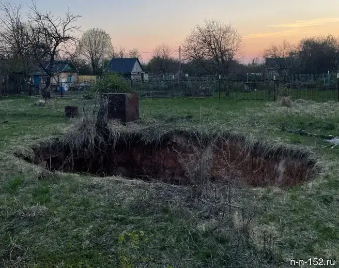 A two-meter gap has formed between the garden plots near Arzamas.