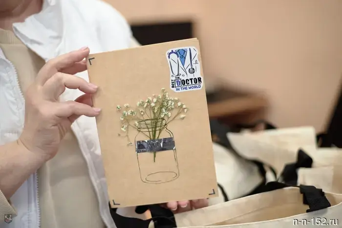 Nizhny Novgorod social workers congratulated ambulance staff on the holiday.