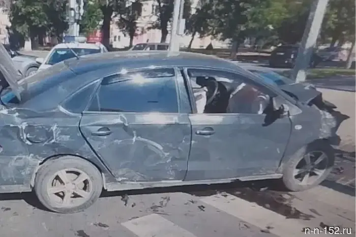 В Нижнем Новгороде водитель иностранного автомобиля совершил ДТП и покинул место происшествия.