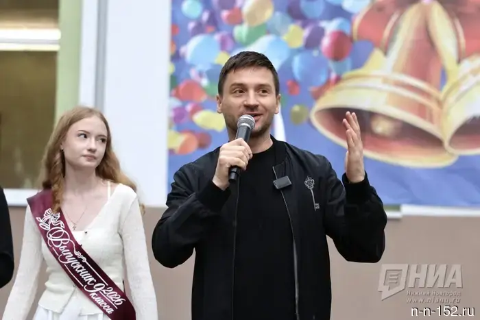 В самую гущу событий: Сергей Лазарев посетил последний звонок у нижегородцев.