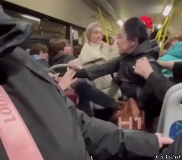A fight between women on a bus in Nizhny Novgorod was caught on video.