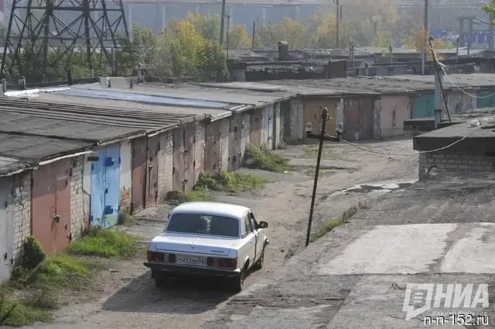Под мостом на улице Бринского демонтируют восемь самовольно построенных гаражей.