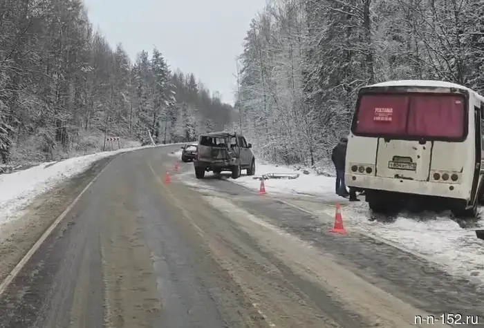 В Семенове произошла авария, в которой автобус столкнулся с УАЗом: три человека получили травмы.
