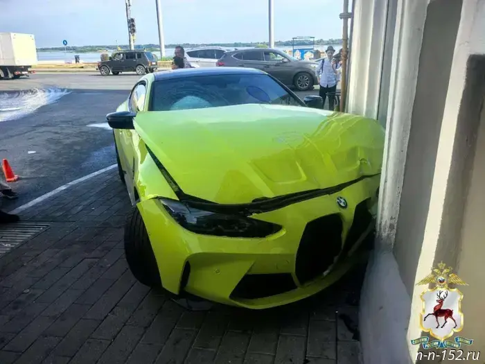 The car crashed into the facade of an administrative building on Nizhnevolzhskaya Embankment.
