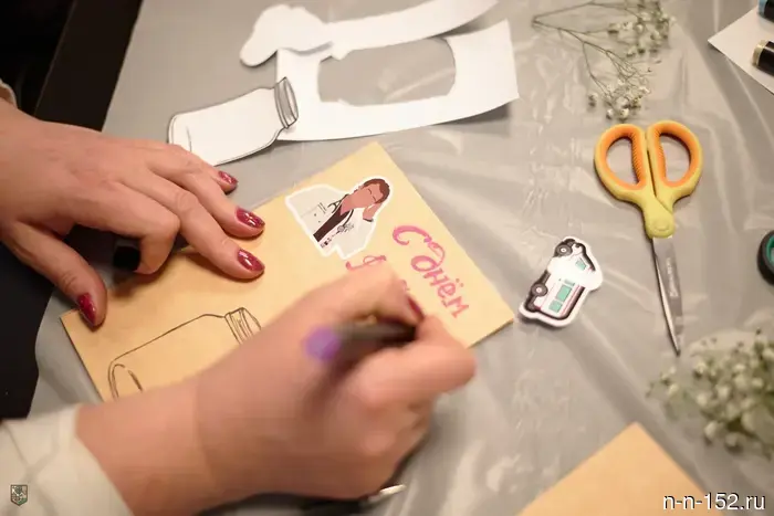 Nizhny Novgorod residents, together with social workers, made cards for medical professionals.