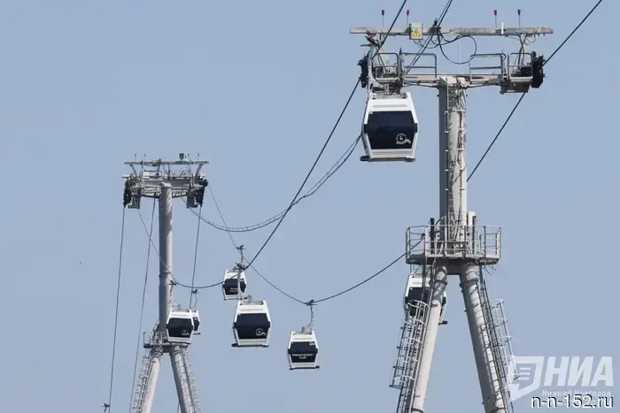 Nizhny Novgorod residents lined up in a huge queue for the cable car to Bor.